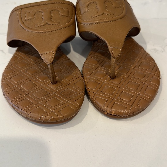 Tory Burch Fleming Quilted Flat Thong Sandal in Tan Size 7 - Picture 2 of 7